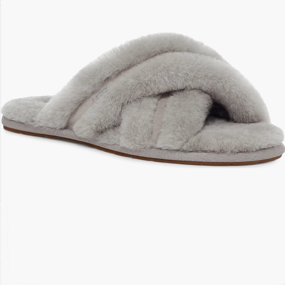 New in box grey UGG®
Scuffita
Genuine
Shearling Slide size 36